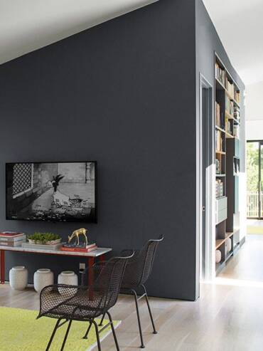 black-accent-walls-white-paint-living-room-640x640